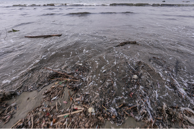 Gần trăm tấn rác tấp vào bãi biển Đà Nẵng